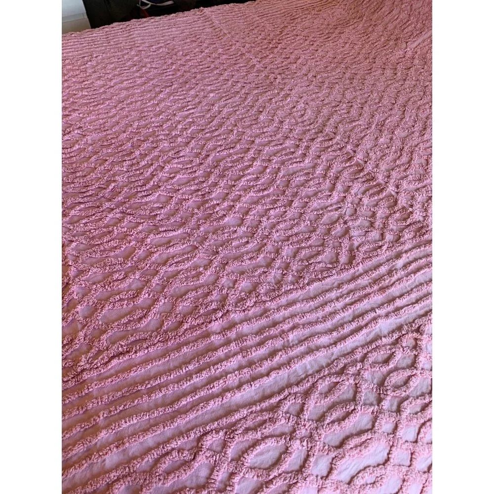 Vintage Pink Chenille Bedspread With Textured Swirl Pattern - 87 x 100 Inches